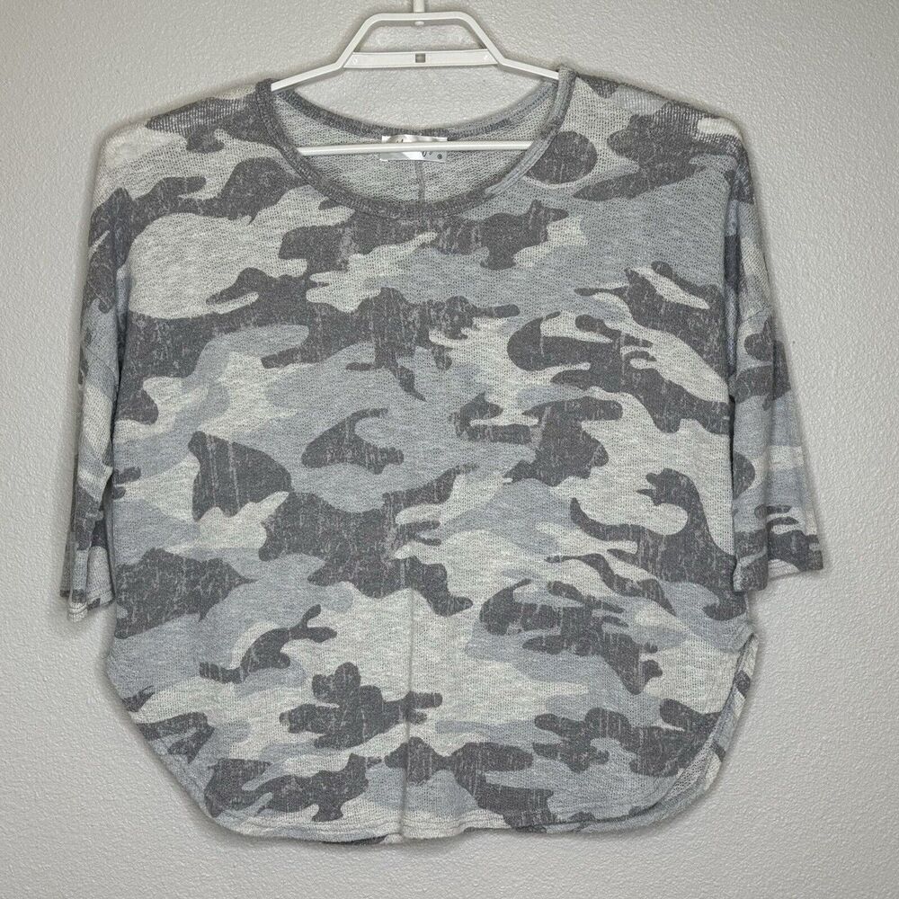 Urban Mangoz Women's Top Size Small Gray Camo 3/4 Sleeve Dolphin Hem‎ Round Neck